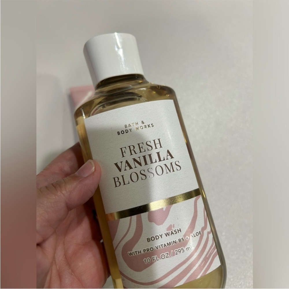 Bath & Body Works Fragrance (Fresh Vanilla Blossom) Body Wash Gel NWT